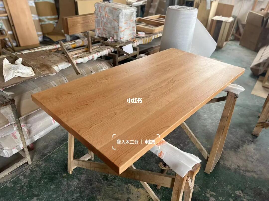 櫻桃木桌板懸浮桌 現(xiàn)代木質(zhì)家具制造的工藝與魅力